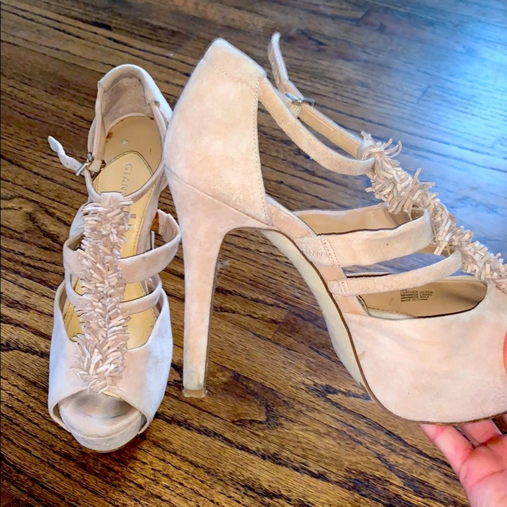 Size 8 Gianni Bini nude Swede heel